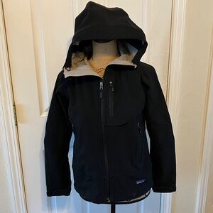 Patagonia winter ski snow fleece lined outdoor hardshell water resistant jacket